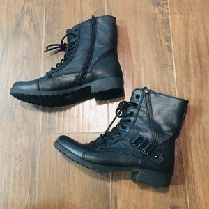 Black boots size 7 Guess